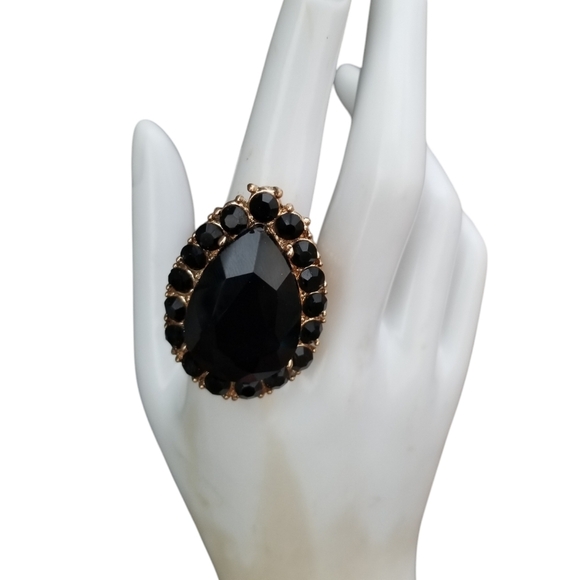 VINTAGE GOLDTONE WITH BLACK GLASS RHINESTONES STRETCH COCKTAIL RING - Picture 1 of 6